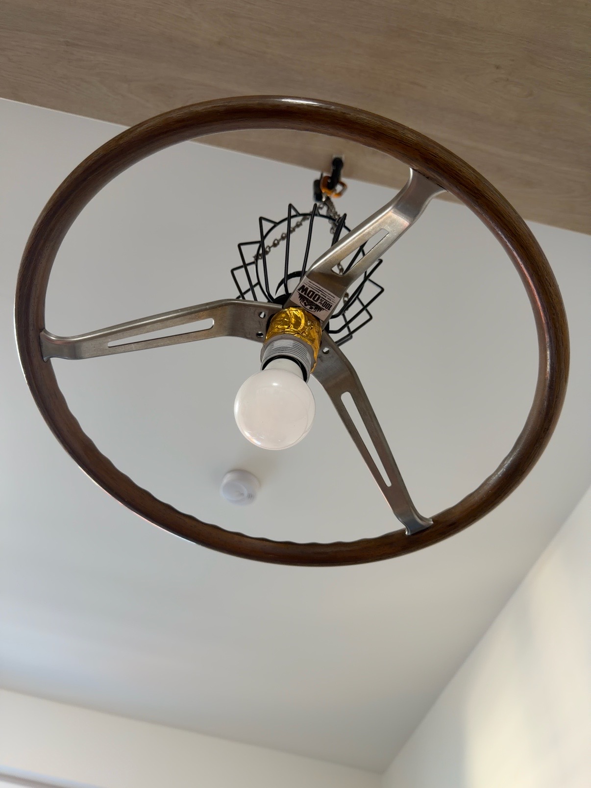 ODW DIPLOMAT LIGHT, handgebaute Lampe aus einem Opel-Diplomat-Lenkrad