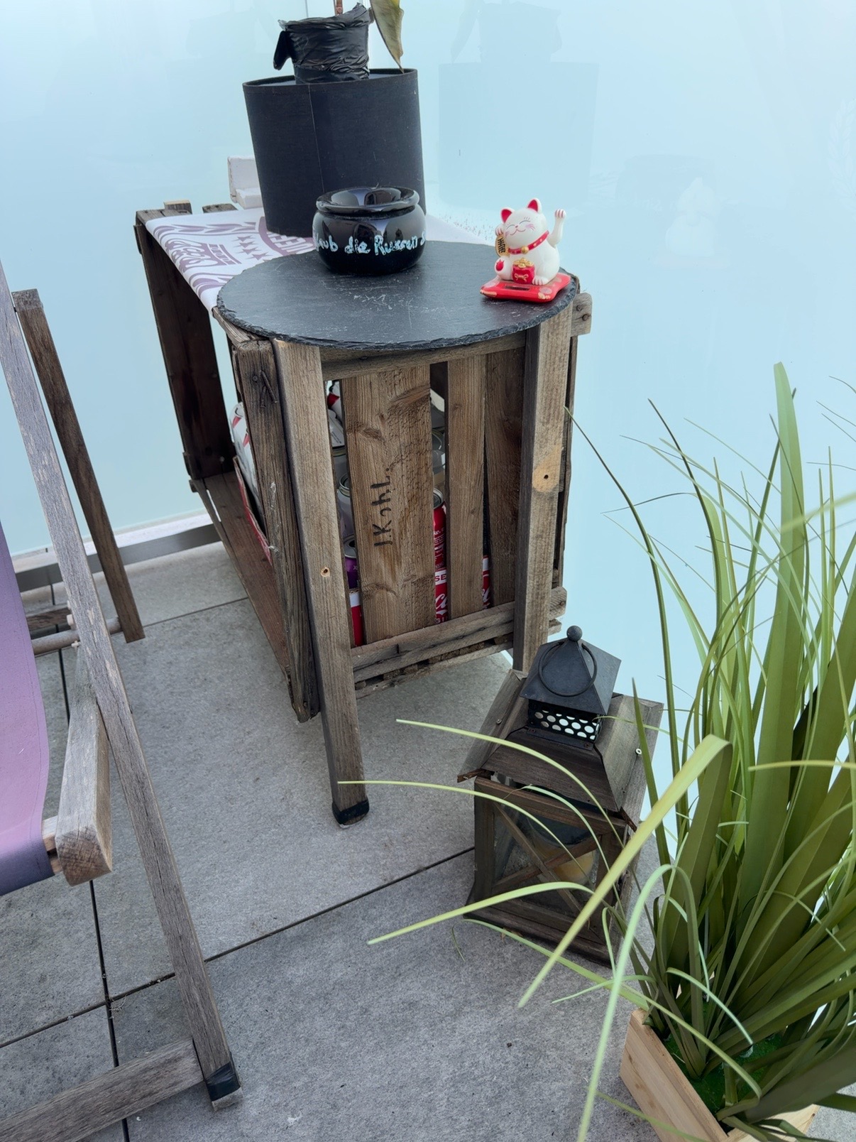 Handgebautes schmales Regal aus Holz mit dunkler Deckplatte
