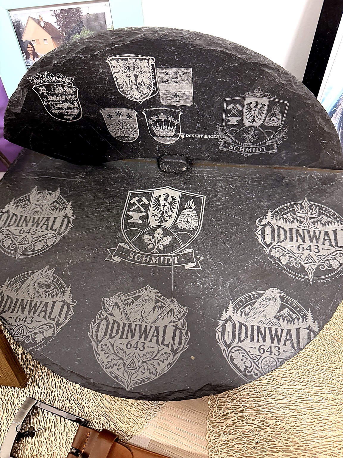 Schieferplatten mit verschiedenen gravierten Wappen und Odenwaldmotiven